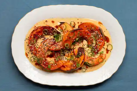 Imagen 1 de Calabaza glaseada con salsa cremosa de cacahuete y lima