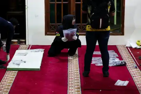 Imagen 1 de Más de 50 heridos tras una explosión en la mezquita de un colegio en Indonesia