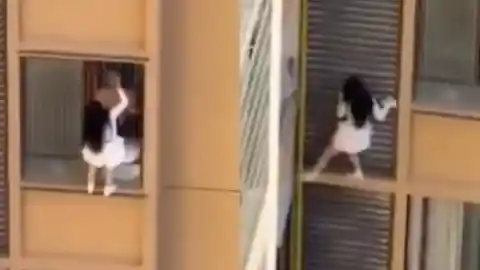 Imagen 1 de Amante a la fuga: el insólito momento en el que una mujer sale por una ventana cuando la pillan 'in fraganti'