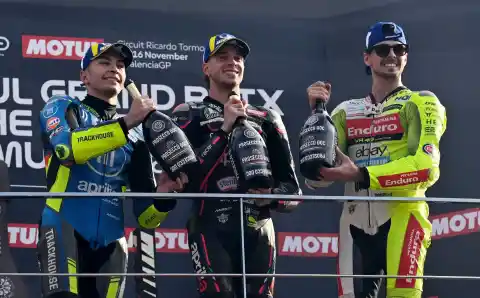 Imagen 1 de La última fiesta de MotoGP en pista es para Marco Bezzecchi y Aprilia