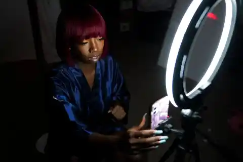 Imagen 1 de Del ‘sugar dating’ a OnlyFans, nuevas rutas hacia la prostitución: “¿Qué hago con este señor que podría ser mi padre?”