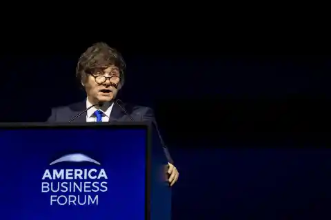 Imagen 1 de Milei plantea en un foro de empresarios en Miami que endurecerá las leyes penales: “En Argentina el que la hace la paga”