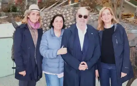 Imagen 1 de Las infantas Cristina y Elena visitan un museo en Burgos junto a Antonio Resines y su esposa, Ana Pérez-Lorente