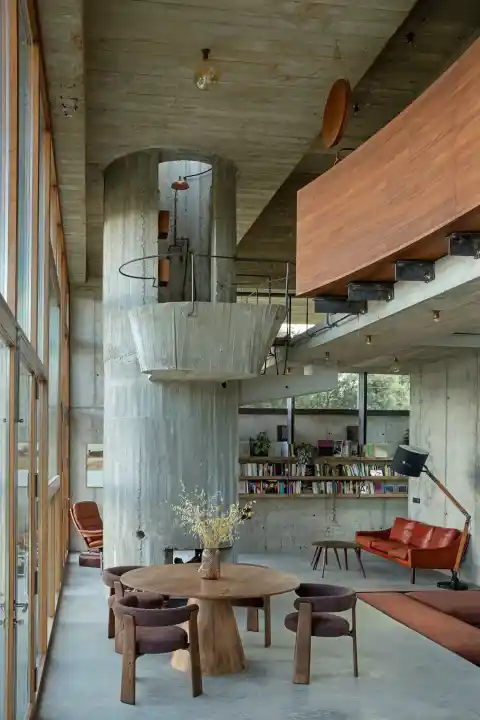 Imagen 1 de Anatomía de una casa de campo perfecta a las afuera de Madrid: “Todos los espacios están unidos por el paisaje”