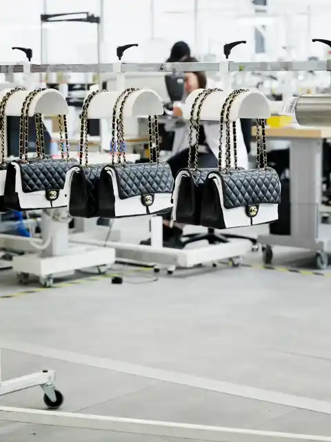 Imagen 1 de Dentro de una de las manufacturas más secretas del mundo de la moda: así se fabrica el emblemático bolso 11.12 de Chanel