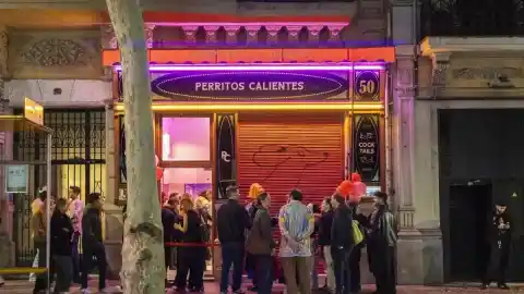 Imagen 1 de Así es el nuevo bar más provocador de Barcelona: perritos del Ultramarinos, cultura 'queer' y una sala diseñada por Palomo Spain