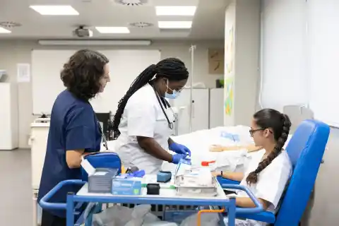 Imagen 1 de Prohibición de hacer exámenes en hoteles y garantizar las prácticas: el Govern busca ordenar con un decreto  la FP privada online