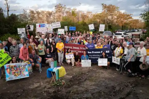 Imagen 1 de La vigilia dominical en Alligator Alcatraz crece en desafío a la política migratoria de Trump