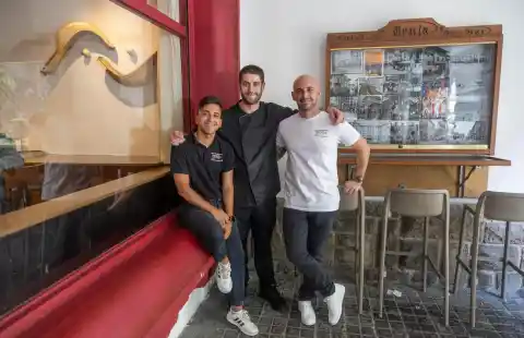 Imagen 1 de El Benja, el bar de Vitoria donde se ve pelota en vez de fútbol y los ‘pintxos’ vuelan de la barra