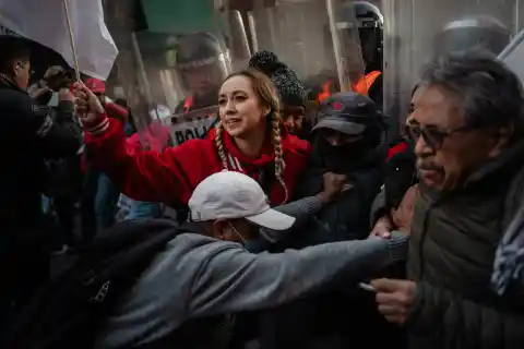 Imagen 1 de Los maestros de la CNTE se topan con las vallas de Palacio Nacional y se dirigen al Congreso de Diputados de México