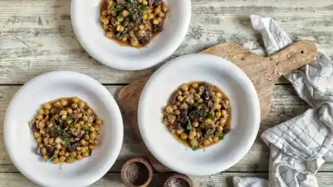 Imagen 1 de Saborea la tradición con estos garbanzos con butifarra negra muy fáciles de preparar