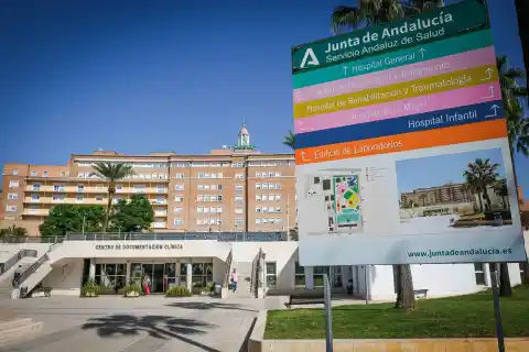 Imagen 1 de “¿Dónde está el dinero?“: Oposición y sindicatos critican el recorte de personal en los hospitales andaluces impuesto por la Junta