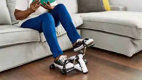 Imagen 1 de Ejercita tus piernas sin salir de casa con esta mini elíptica eléctrica silenciosa, con 12 velocidades e ideal para personas mayores