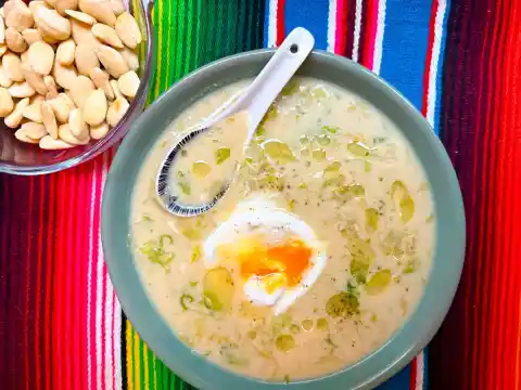 Imagen 1 de Sopa ‘granaína’ de escarola: una receta andaluza para combatir el frío