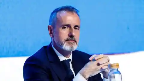 Imagen 1 de Telefónica prevé ingresos de hasta un 3,5% más anuales, recorta el dividendo y se prepara para comprar