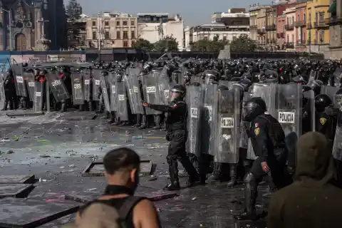 Imagen 1 de Cinco policías siguen hospitalizados tras los choques en la marcha de la generación Z
