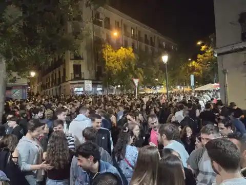 Imagen 1 de Los vecinos de Lavapiés denuncian el desarrollo de Tapapiés 2025: “Ha sido un desmadre bestial, se les ha ido de las manos”