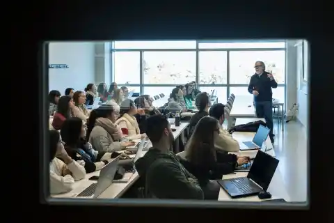 Imagen 1 de Un dedo que apunta a la luna: ¿estafadores de la formación docente?