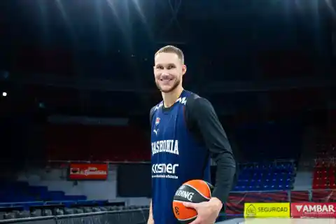 Imagen 1 de Tadas Sedekerskis, capitán del Baskonia: “Siento una presión extra porque amo esta ciudad y este club”