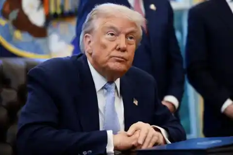 Imagen 1 de Trump firma la ley para liberar los papeles de Epstein