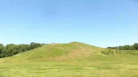 Imagen 1 de Cazadores-recolectores igualitarios levantaron enormes montículos de tierra en Luisiana hace 3.500 años para “reparar un universo devastado”