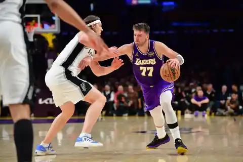Imagen 1 de El nuevo Luka Doncic versiona a Wilt Chamberlain como líder de los Lakers