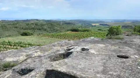 Imagen 1 de Ruta por los lagares rupestres de Rioja Alavesa: el ingenio de los vinicultores medievales