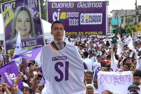 Imagen 1 de Ecuador decide el domingo en una apresurada consulta si reescribe su Constitución