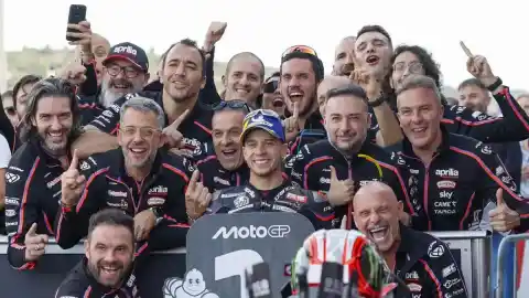 Imagen 1 de Marco Bezzecchi logra la pole en València y Àlex Márquez saldrá segundo