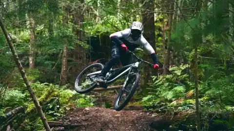 Imagen 1 de Las emociones fuertes están aseguradas con esta bici de montaña capaz de todo