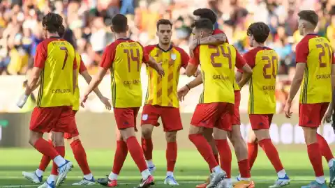 Imagen 1 de Catalunya - Palestina, en directo | Sigue el partido benéfico que se disputa en Barcelona, hoy