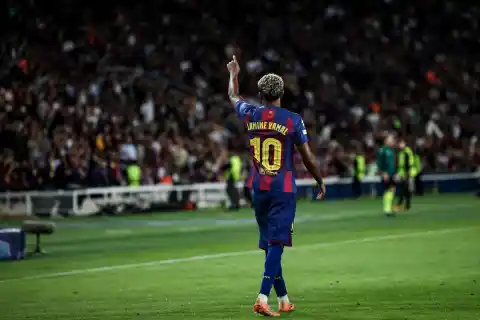 Imagen 1 de La difícil mezcla de Lamine Yamal: enamorar en el campo y repeler fuera de él