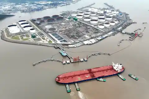 Imagen 1 de China suspende la importación de petróleo ruso por mar tras las sanciones anunciadas por Trump