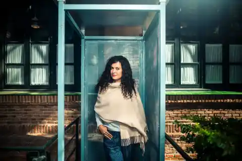 Imagen 1 de Aliyeh Ataei, escritora iraní: “Escribo sobre la violencia con frialdad porque crecí en ella”