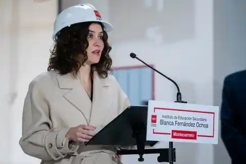 Imagen 1 de Ayuso no solo no encuentra profesores: los institutos de Madrid lanzan un SOS por falta de conserjes, limpiadores y administrativos