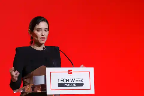 Imagen 1 de Las escuelas católicas concertadas llevan al Gobierno de Ayuso a los tribunales por suprimir los dispositivos electrónicos de las aulas