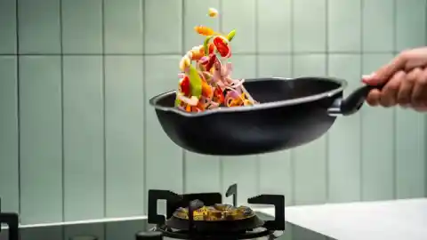 Imagen 1 de Amazon tiene el accesorio definitivo que protege las paredes de la cocina de las salpicaduras de aceite