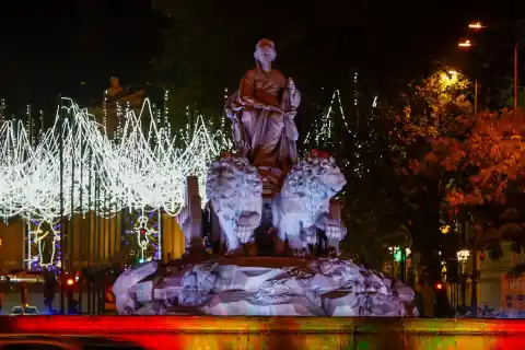 Imagen 1 de Cierre total de Cibeles: cortes de tráfico en Madrid por el encendido de luces de Navidad