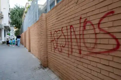 Imagen 1 de El cráter del suicidio tras el ‘bullying’: una menor muerta en Sevilla, padres destrozados, chicas hostigadas, alumnos y profesores en ‘shock’