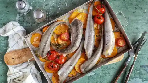 Imagen 1 de Hornea pescadillas sobre boniato y tomates cherry y obtén un plato nutritivo en minutos