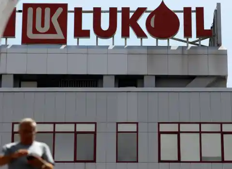 Imagen 1 de Las sanciones obligan a la petrolera rusa Lukoil a vender sus activos en el exterior