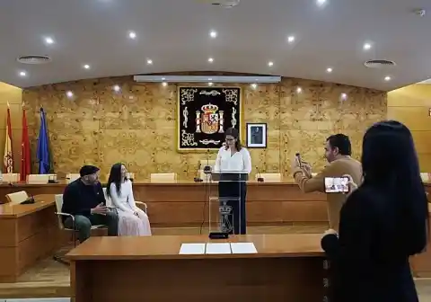 Imagen 1 de El pueblo del «sí, quiero»: las bodas civiles desbordan al Ayuntamiento de Torrelodones