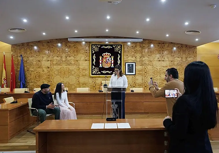 Imagen 1 de El pueblo del «sí, quiero»: las bodas civiles desbordan al Ayuntamiento de Torrelodones