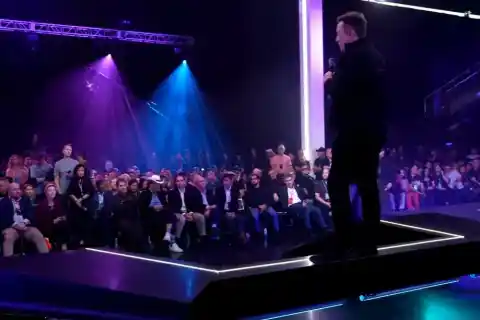 Imagen 1 de Robots, ventas inéditas de Tesla, récord en Bolsa, viajes lunares... los retos de Musk para cobrar su bonus del billón