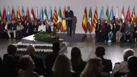 Imagen 1 de Valencia homenajea a las víctimas de la Dana: una galería de actos conmemorativos