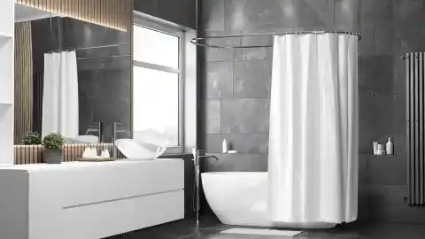 Imagen 1 de Adiós a las mamparas: la alternativa clásica que no necesita obras, es fácil de instalar y nunca pasa de moda