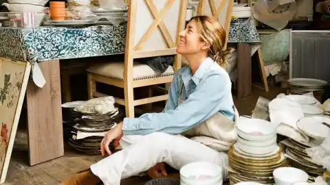 Imagen 1 de Seis mujeres que pintan platos para llenar la mesa de obras de arte