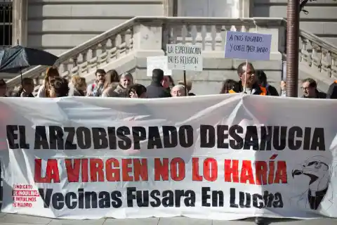 Imagen 1 de Los vecinos afectados por la venta de 13 edificios de la Iglesia: “Nos quieren echar a la calle para meter a turistas”