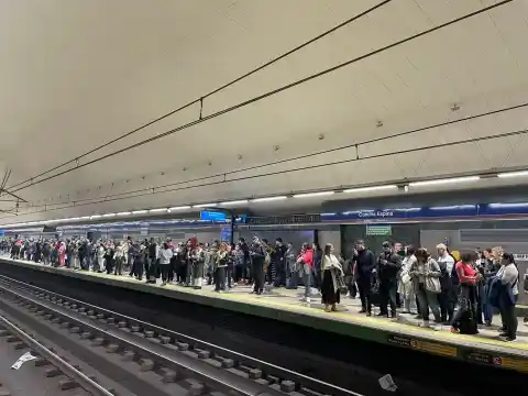 Imagen 1 de La avería mecánica de un tren provoca aglomeraciones en la estación de Metro de Concha Espina