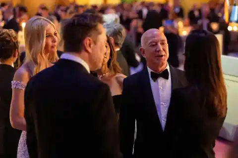 Imagen 1 de Bezos acelera en su carrera espacial frente a Musk con el cohete reutilizable de Blue Origin y el impulso de Amazon Leo